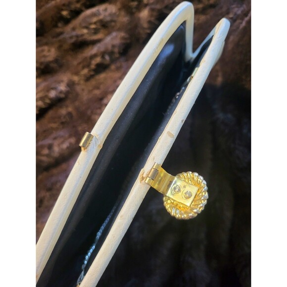 Classic Vintage 60s Whte Hinged Clutch Mod GoGo Bridal Handbag With Chain - Picture 4 of 15